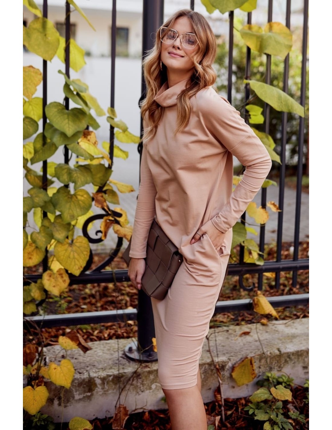 Lockeres Kleid mit Rollkragen und Taschen, beige FI720 – Online-Shop – Boutique